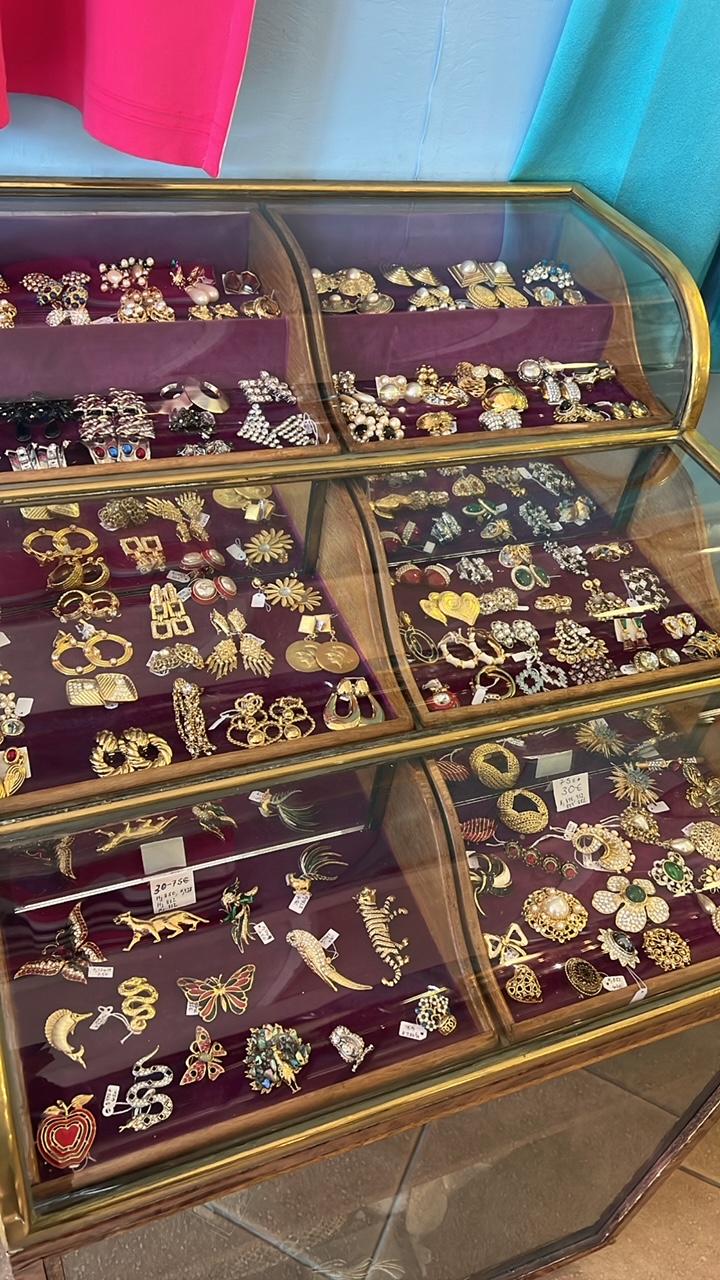 Vintage jewelry at Marche Vernaison on More Than Turquoise lifestyle blog 