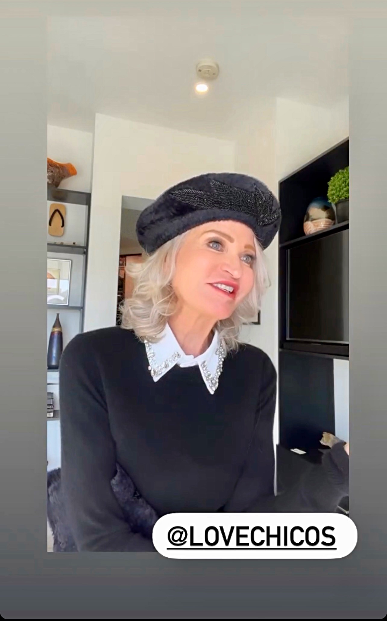 Lifestyle Influencer, Jamie Lewinger of More Than Turquoise wearing faux fur trim beret from chico's 