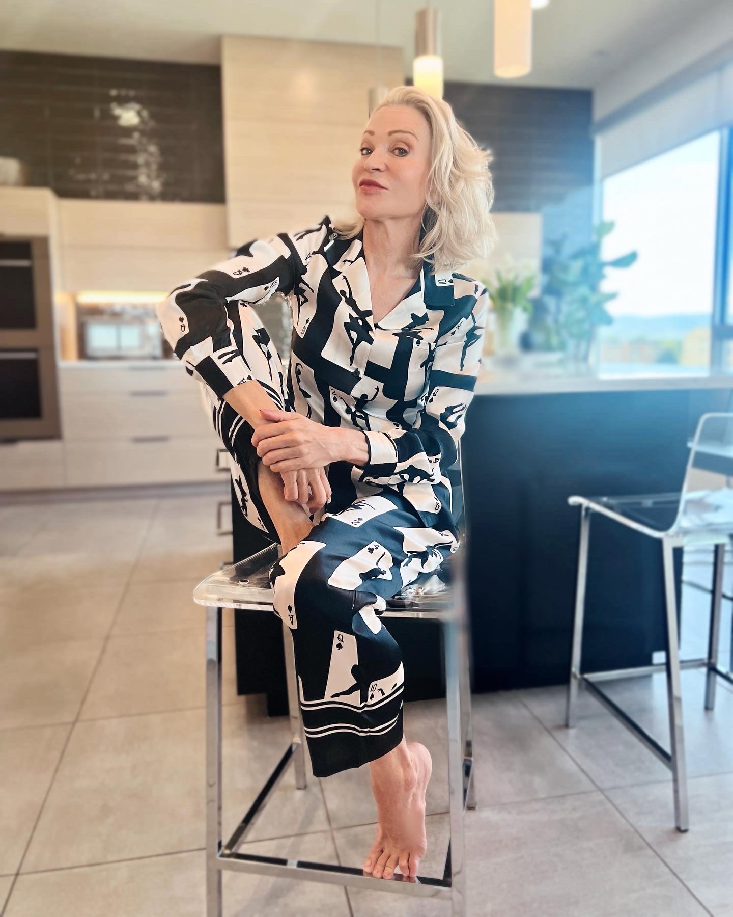 Lifestyle Influencer, Jamie Lewinger of More Than Turquoise, wearing Saint Perry silk pajamas