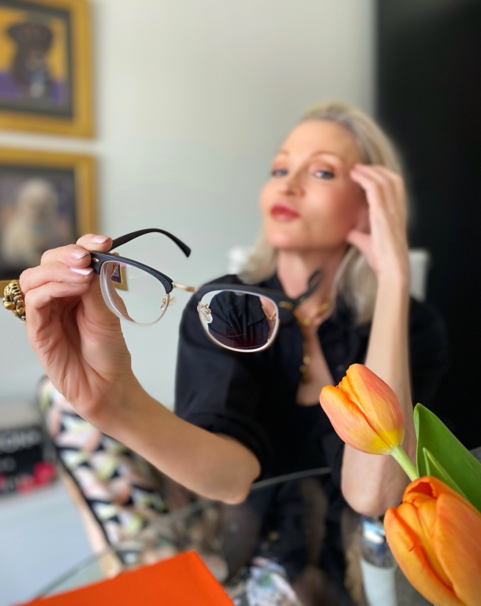 Lifestyle Influencer, Jamie Lewinger of More Than Turquoise, wearing glasses from GlassesShop