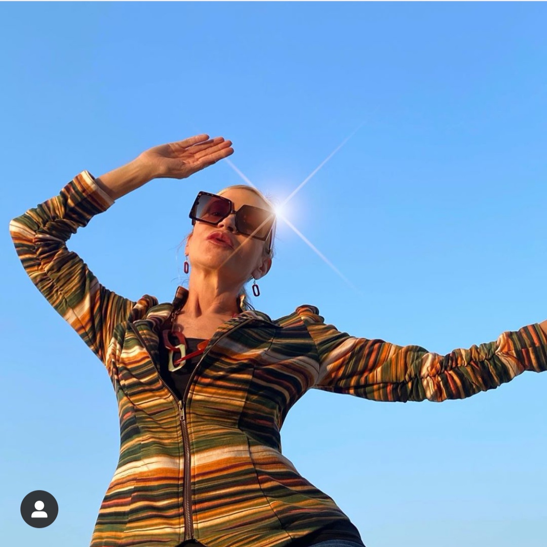 Lifestyle Influencer, Jamie Lewinger of More Than Turquoise, wearing jacket from Swap
