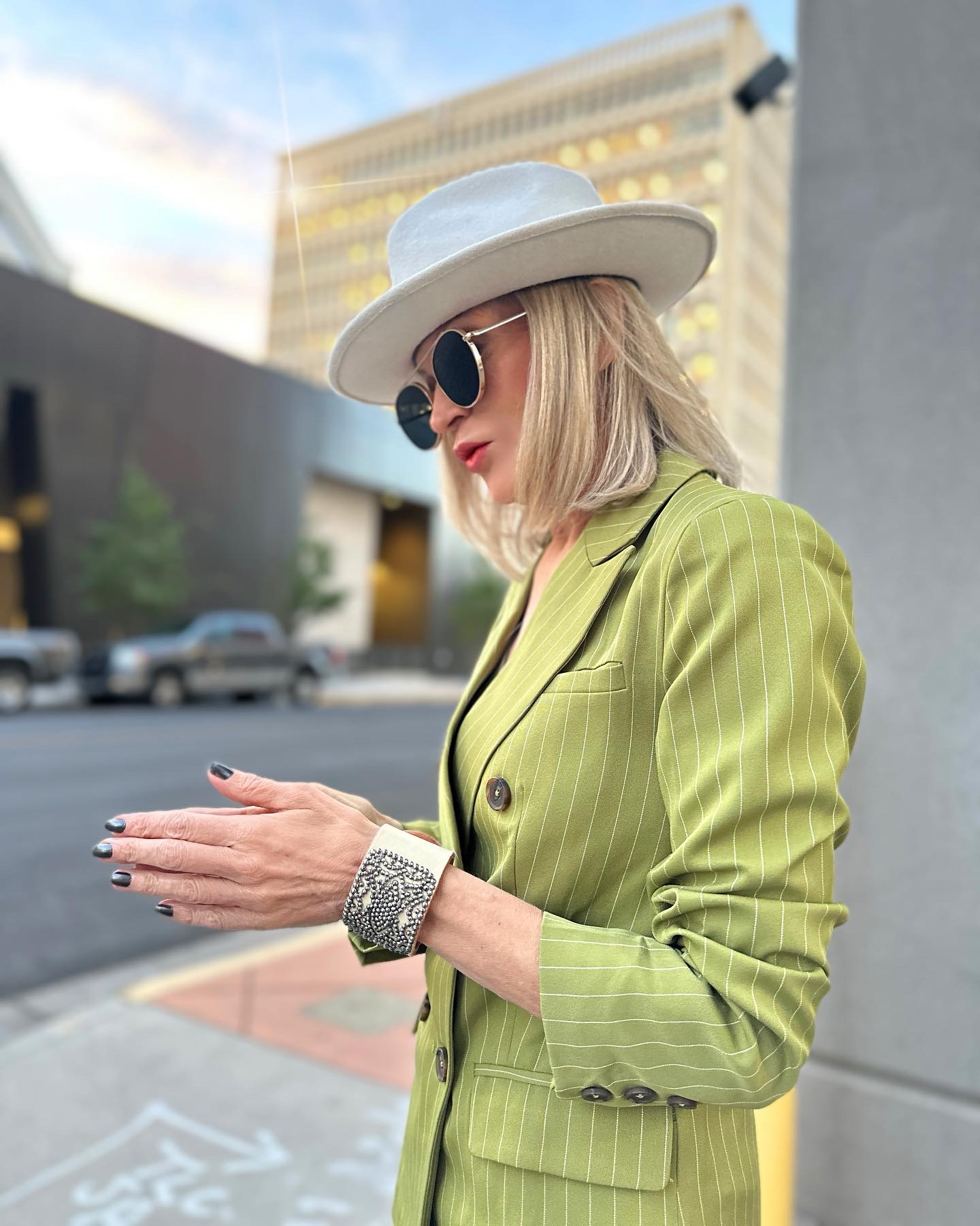 Lifestyle influencer, Jamie Lewinger of more than turquoise, styling Eurivicy blazer in olive 