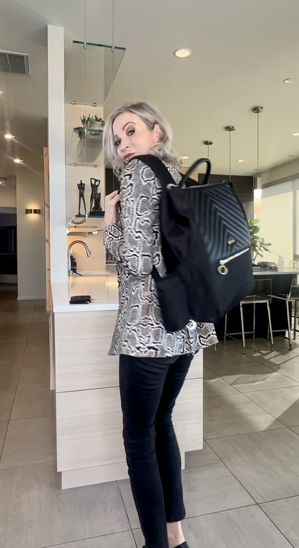 Lifestyle Influencer, Jamie Lewinger of More Than Turquoise wearing the MinkeeBlue Amber backpack in black 