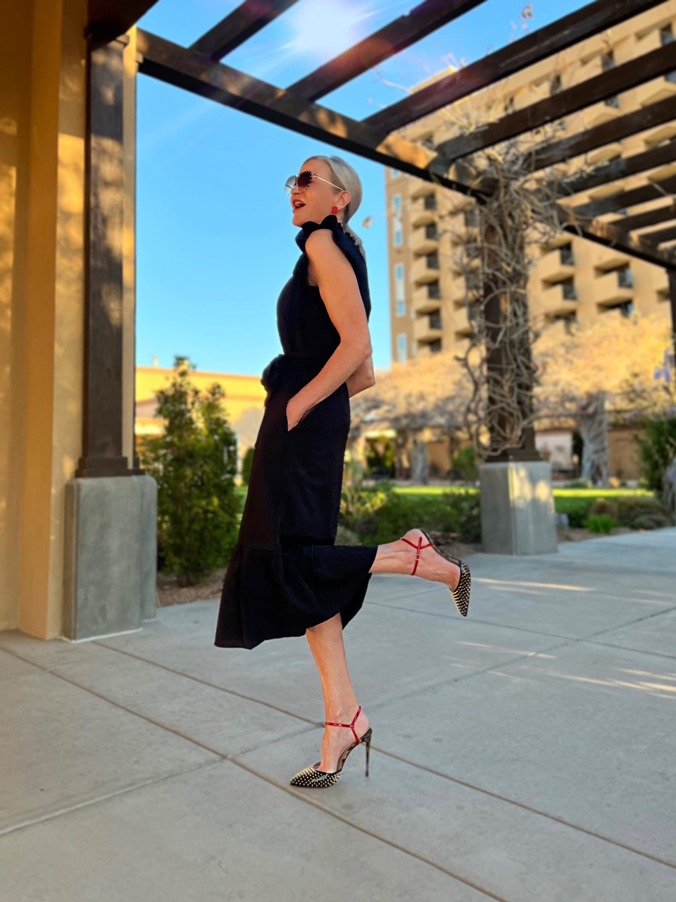 Lifestyle Influencer, Jamie Lewinger of More Than Turquoise wearing Gibsonlook smocked midi dress in black 