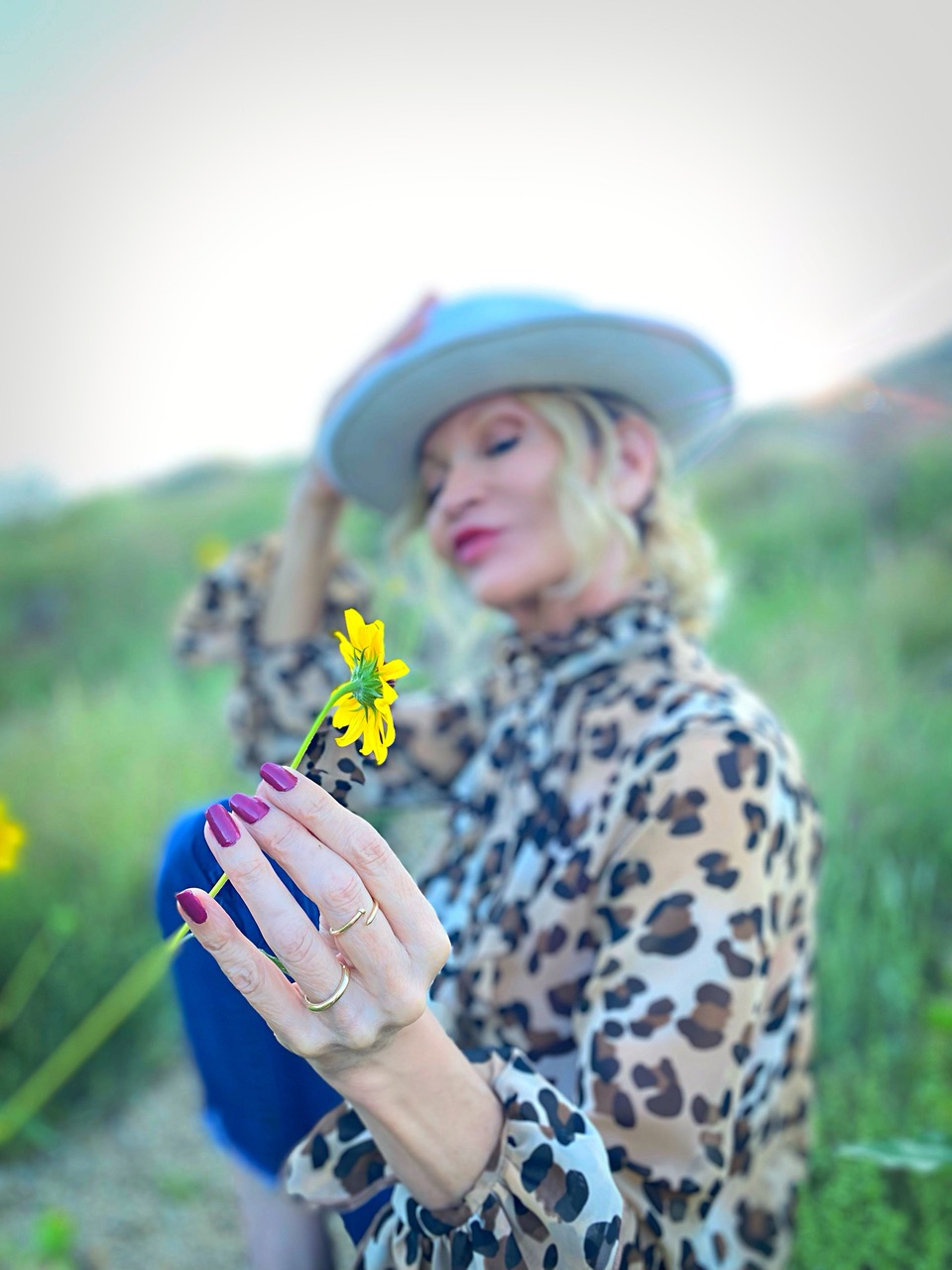 Lifestyle Influencer, Jamie Lewinger of More Than Turquoise, wearing gold ring jewelry from Glamira 