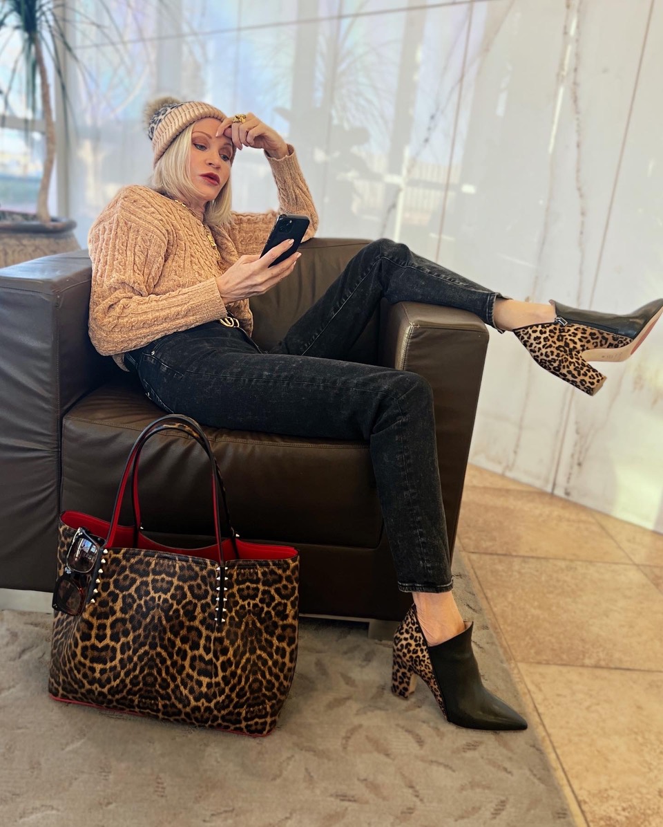 Lifestyle Influencer, Jamie Lewinger of More Than Turquoise wearing camel knit sweater from Beginning Boutique sweater