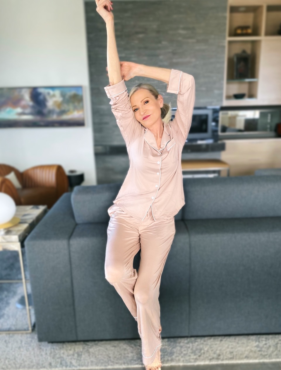Lifestyle Influencer, jamie lewinger of More than turquoise, wearing knit bamboo PJ's from Cozy Earth