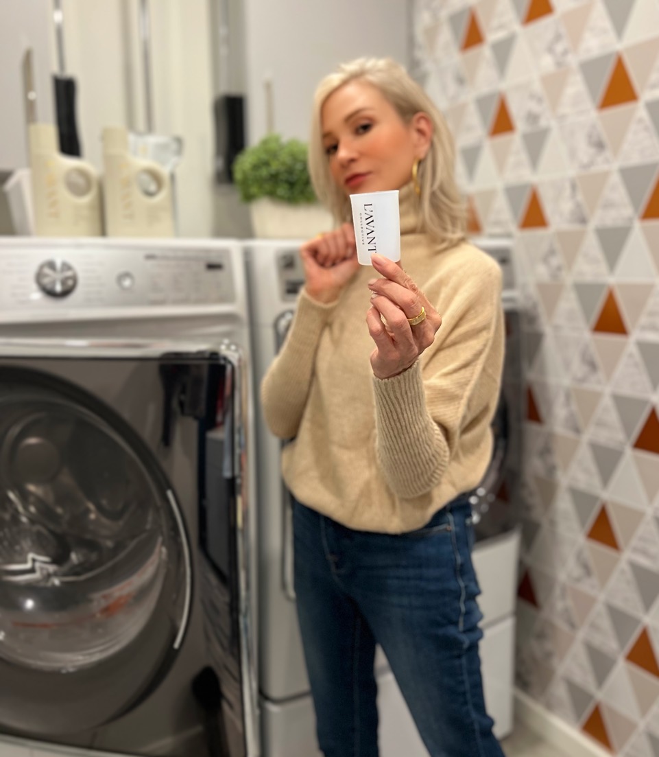 Lifestyle Influencer, Jamie Lewinger of More Than Turquoise with the L'AVANT Collective measuring cup