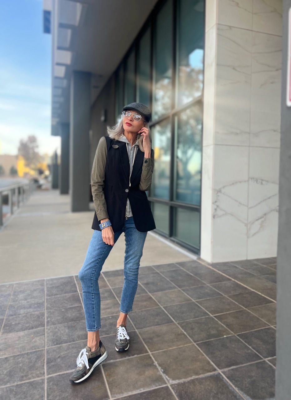 Lifestyle Influencer, Jamie Lewinger of More Than Turquoise wearing skinny jeans  from Universal Standard 