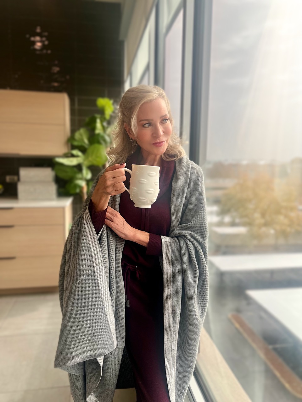 Lifestyle Influencer, Jamie Lewinger of More Than Turquoise wearing Thermal Blanket form Margaret O'Leary