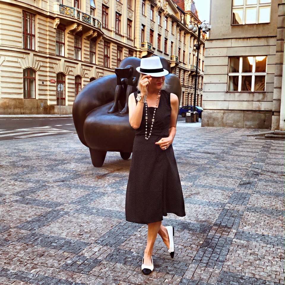 Lifestyle Blogger, Jamie Lewinger of More Than Turquoise, wearing the Naomi Mott and Bow wrap dress