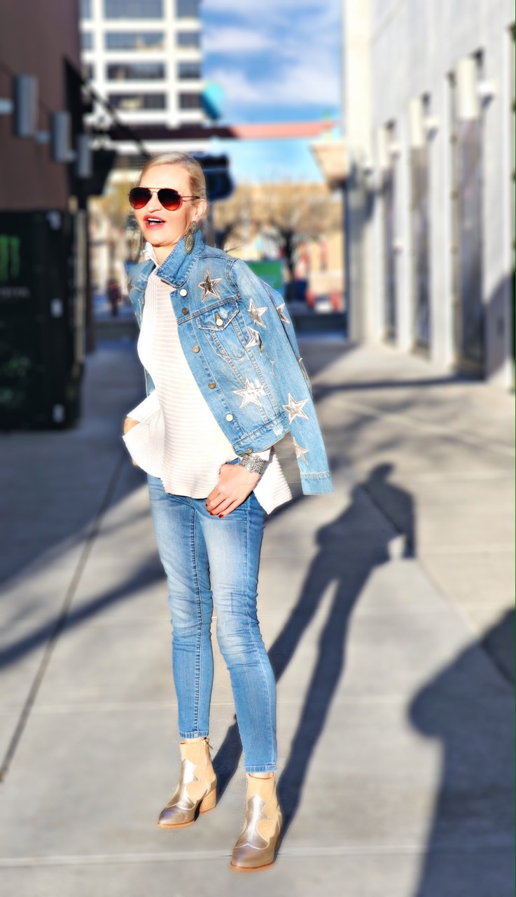 Lifestyle Influencer, Jamie Lewinger of More Than Turquoise, wearing off-white cabi sweater