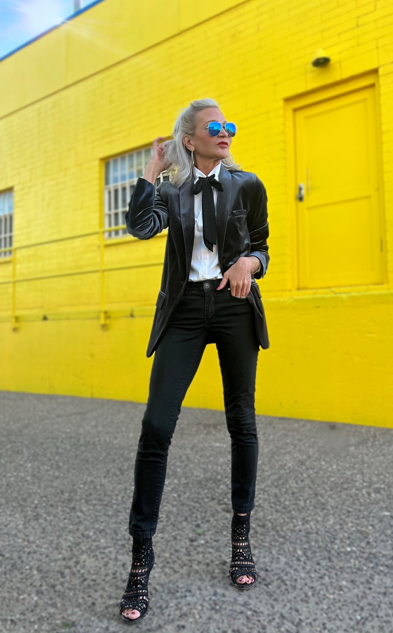 Lifestyle Influencer, Jamie Lewinger of More Than Turquoise wearing the gunmetal luxe velvet blazer  from Universal Standard 