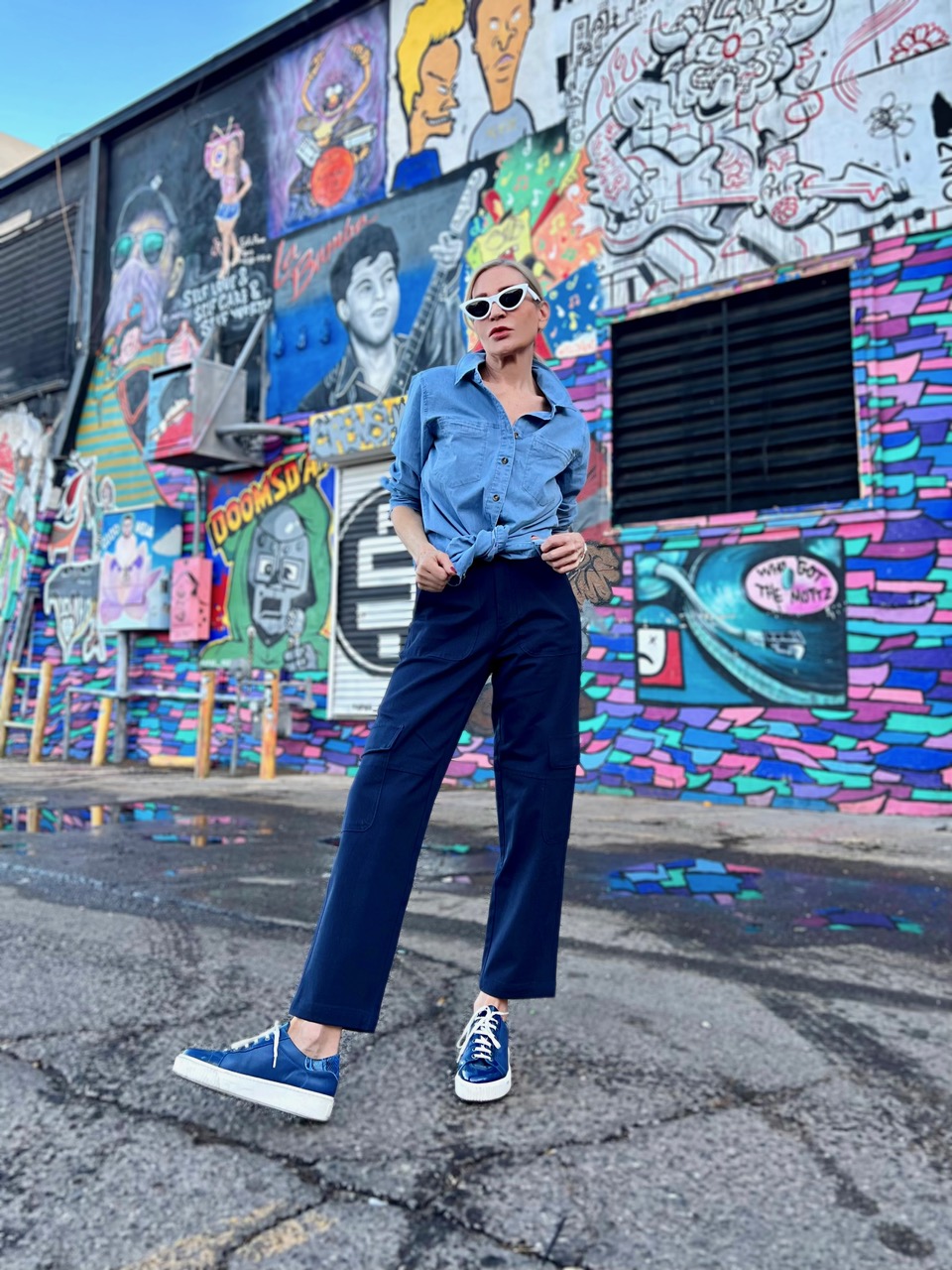 Lifestyle Influencer, Jamie Lewinger of More Than Turquoise wearing Universal Standard denim cargo and shirt