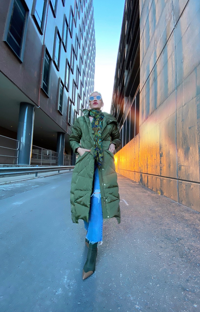 Lifestyle Influencer, Jamie Lewinger of More Than Turquoise, wearing the Amazon Coat