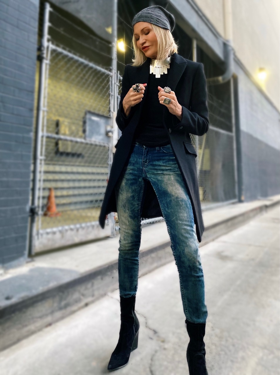 Lifestyle Influencer, jamie lewinger of More Than Turquoise wearing Rag and Bone blazer rented from Armoire