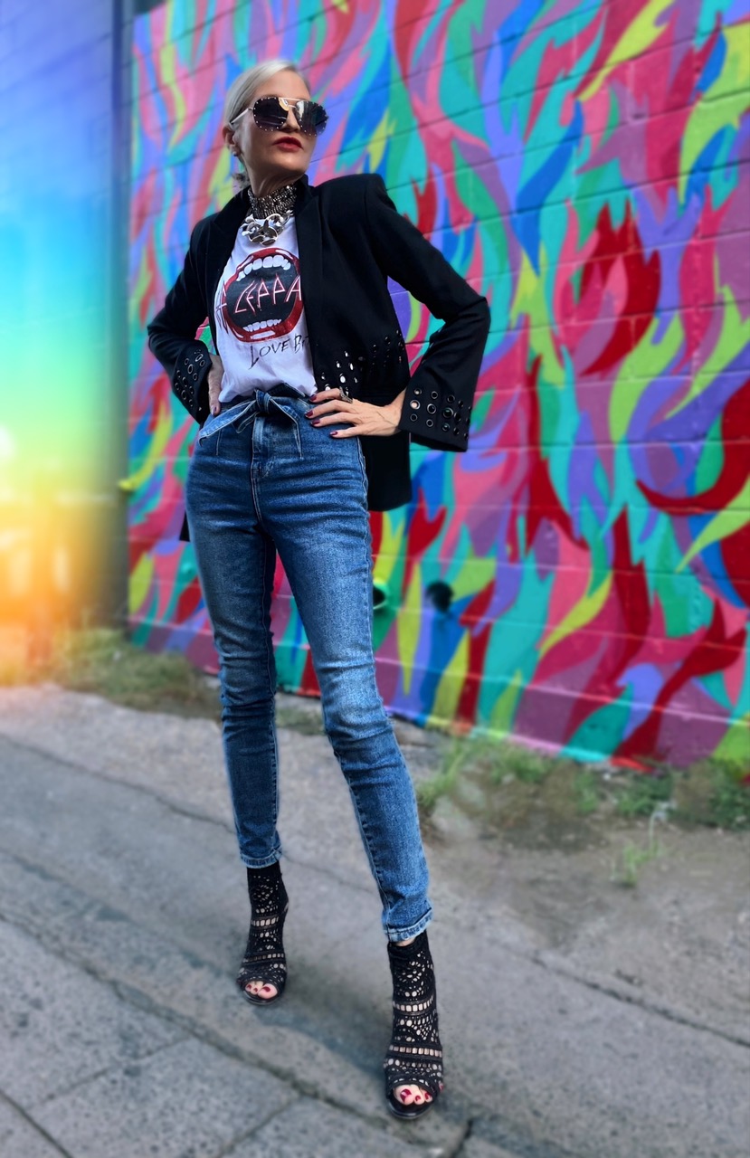 Lifestyle Influencer, Jamie Lewinger of More Than Turquoise, wearing recycled Def Leppard tee from Chaser Brand 