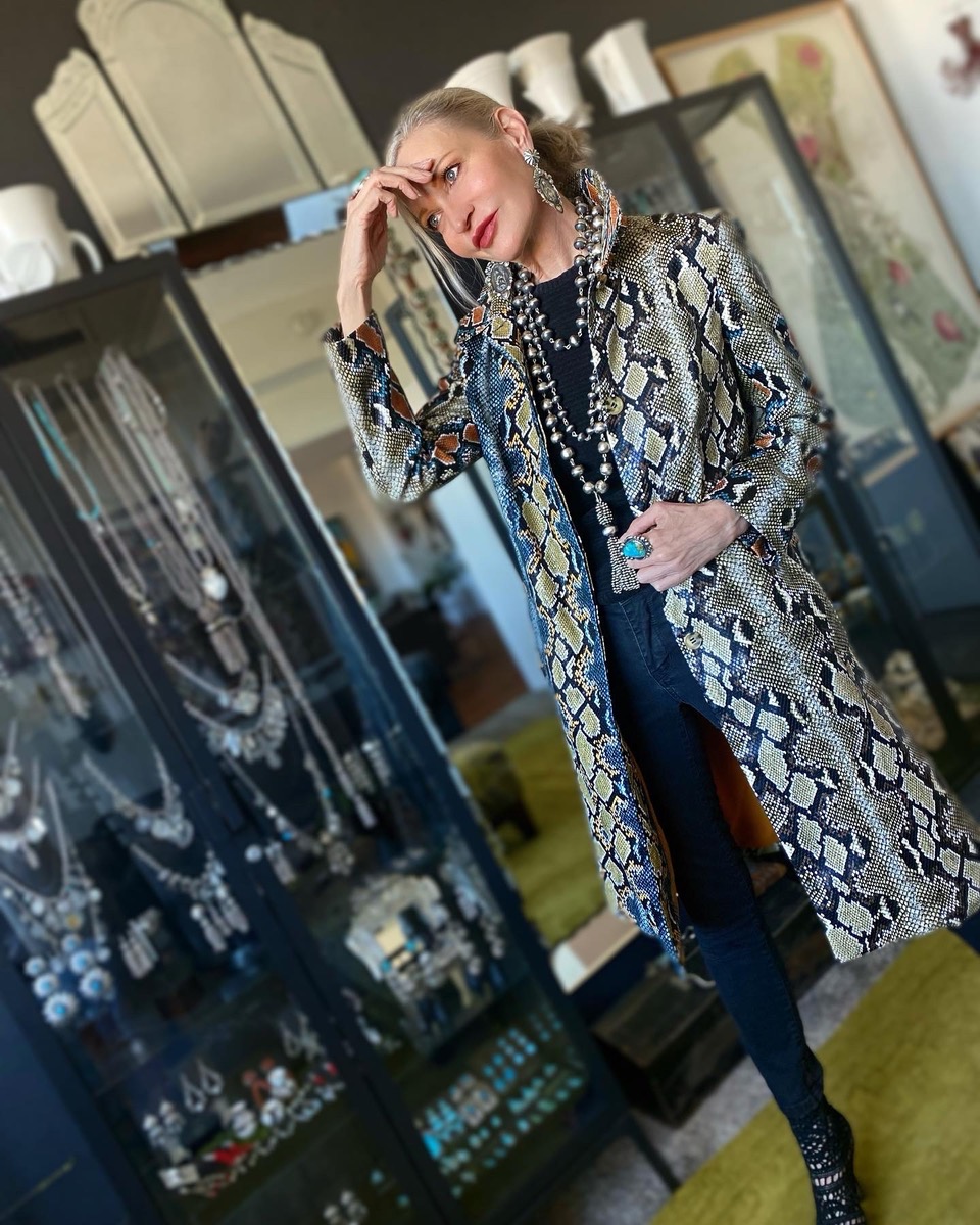 Lifestyle Influencer, Jamie Lewinger of More Than Turquoise, wearing French Connection coat rented from Armoire Style 