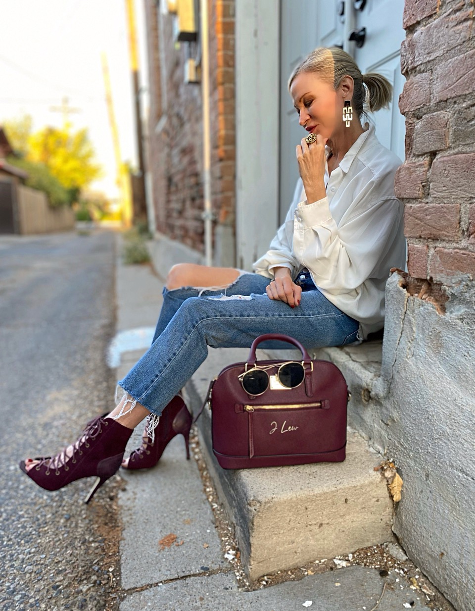 Lifestyle Influencer, Jamie Lewinger of More Than Turquoise carrying LOVEVOOK monogrammed bag in purple. 