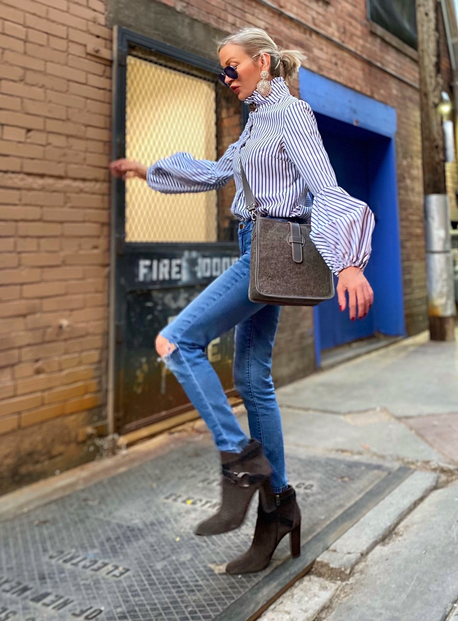 Lifestyle Influencer, Jamie Lewinger of More Than Turquoise, carrying the Bailey crossbody bag from Modus Rio