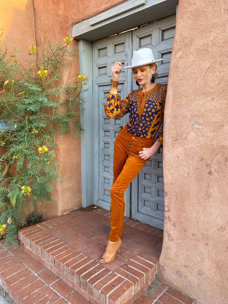 Lifestyle Influencer, Jamie Lewinger of More Than Turquoise wearing Cabi clothing button fly skinny