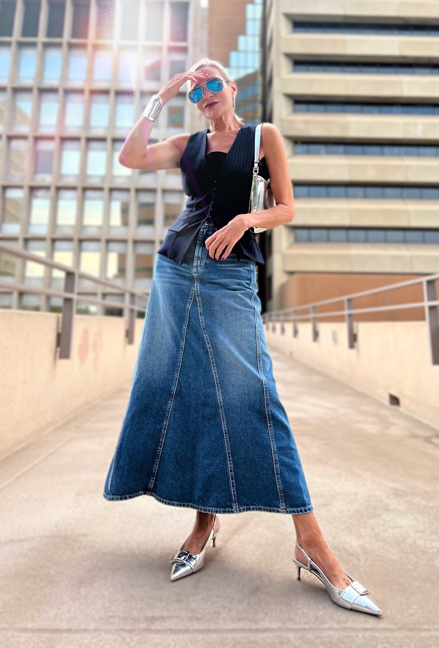 Lifestyle Influencer, Jamie Lewinger of More Than Turquoise wearing Zara denim skirt 
