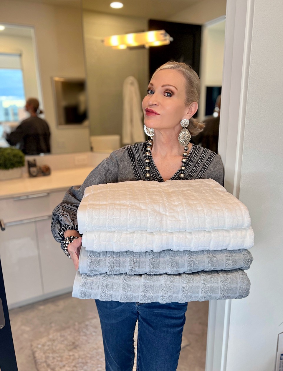 Lifestyle Influencer, Jamie Lewinger of More Than Turquoise, with Farm to Home organic cotton bath sheets towel set