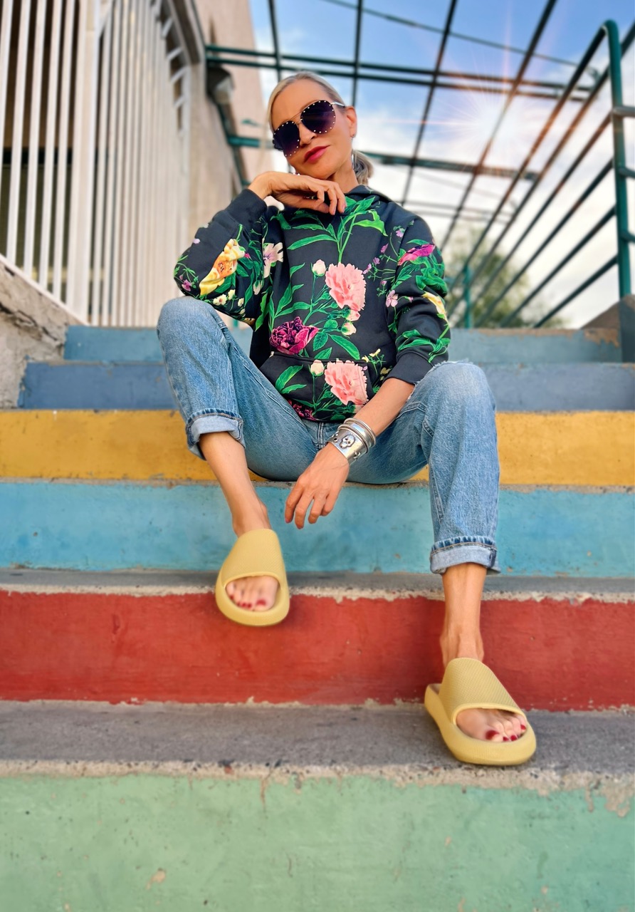 Lifestyle Influencer, Jamie Lewinger of More Than Turquoise, wearing Teen Boys floral hoodie from the Gap 