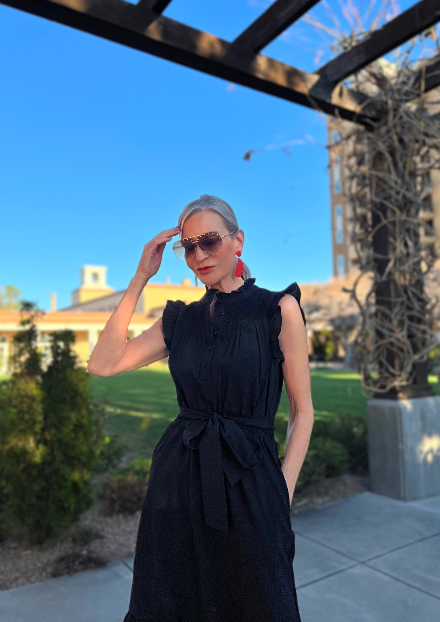Lifestyle Influencer, Jamie Lewinger of More Than Turquoise wearing Gibsonlook smocked midi dress in black with pockets 