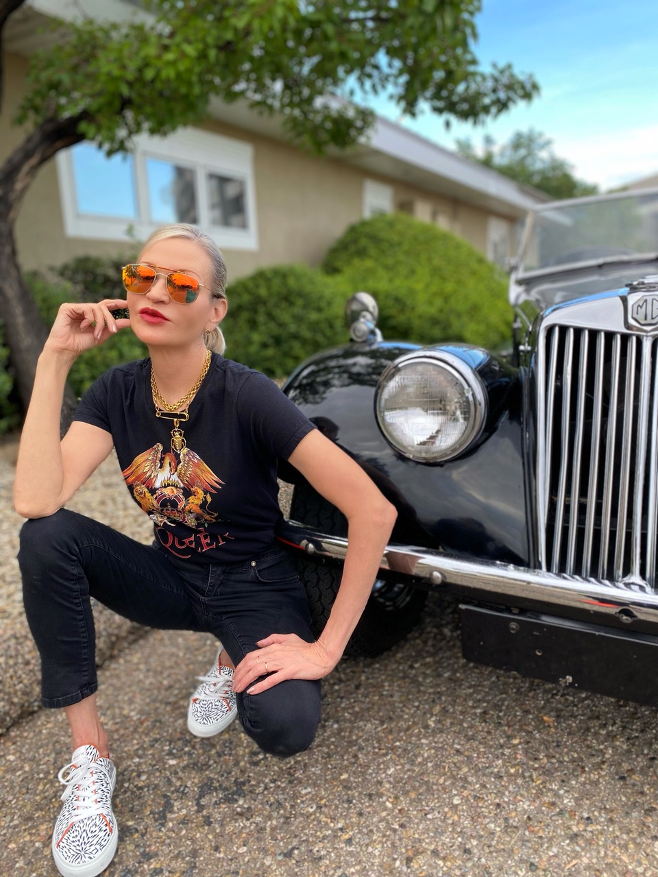 Lifestyle Influencer, Jamie Lewinger of more Than Turquoise wearing Auburn aviators sunglasses with orange lens from GlassesShop