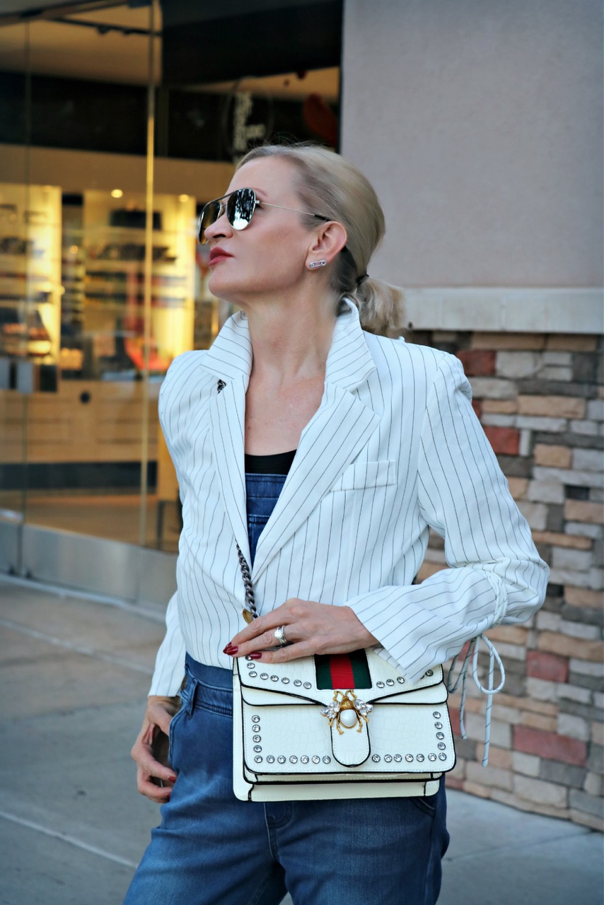 lifestyle Influencer, Jamie Lewinger of More Than Turquoise, wearing amazon fashion bee cross body bag