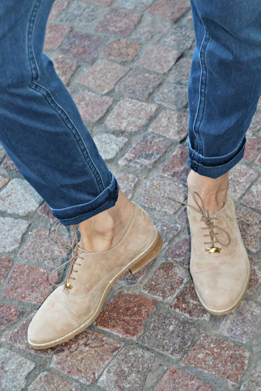 Lifestyle Blogger, Jamie Lewinger of More Than Turquoise, wearing brown suede brogues