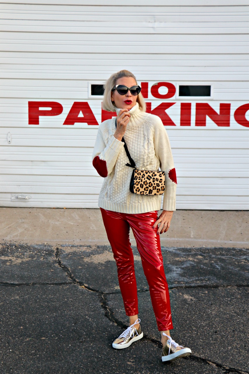 lifestyle Influencer, Jamie Lewinger of More Than Turquoise, wearing chicos convertible animal print bag