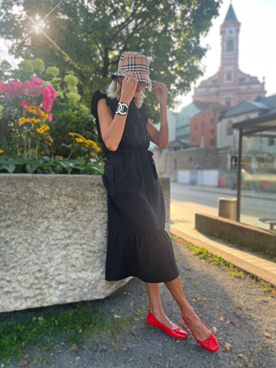 Lifestyle Influencer. Jamie Lewinger of More Than Turquoise wearing Jack Rogers Kenny ballet flat  in fire red 