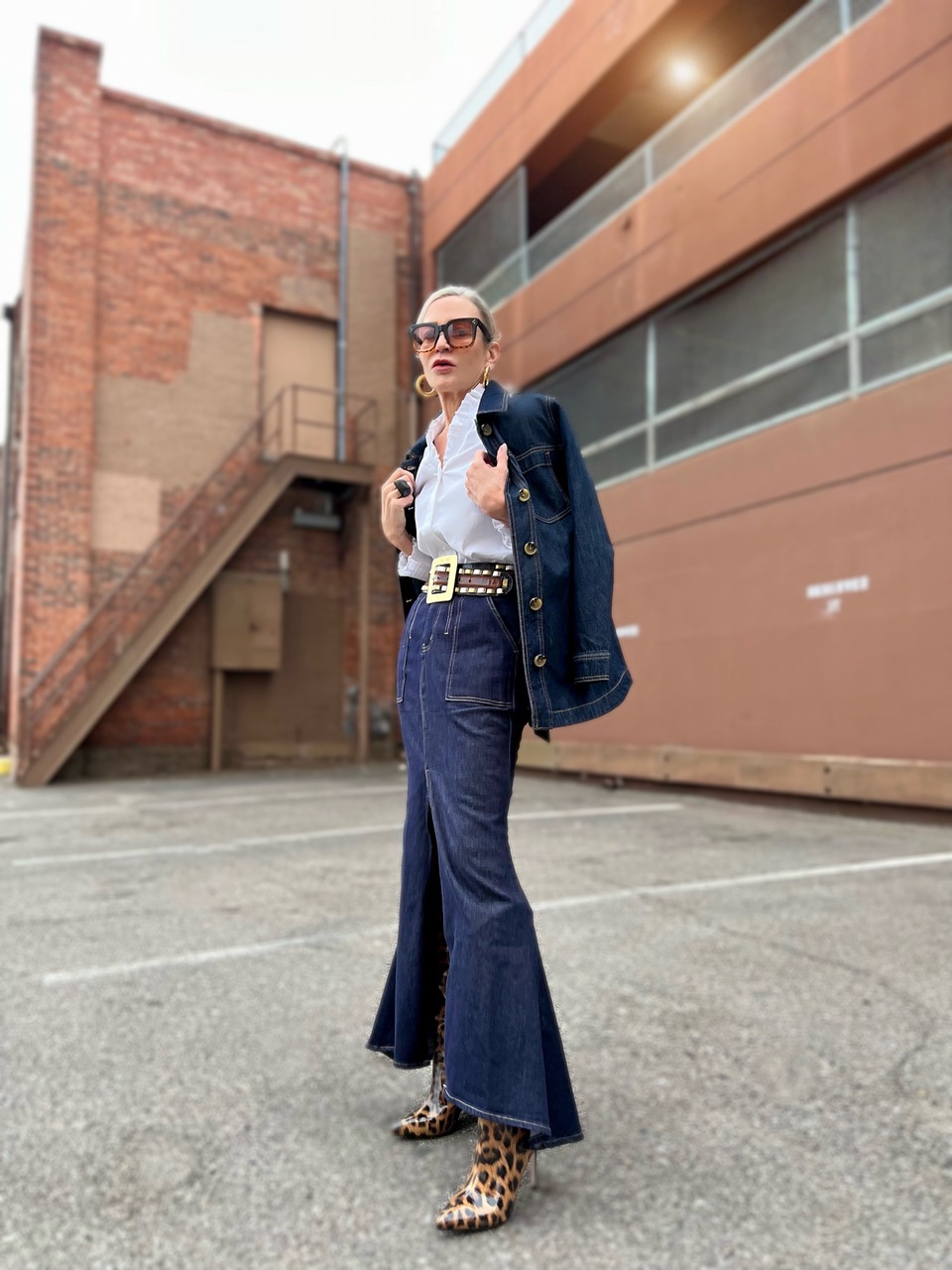 Lifestyle Influencer, Jamie Lewinger of More Than Turquoise wearing stonewashed stretch denim woven maxi skirt from Karen Millen 