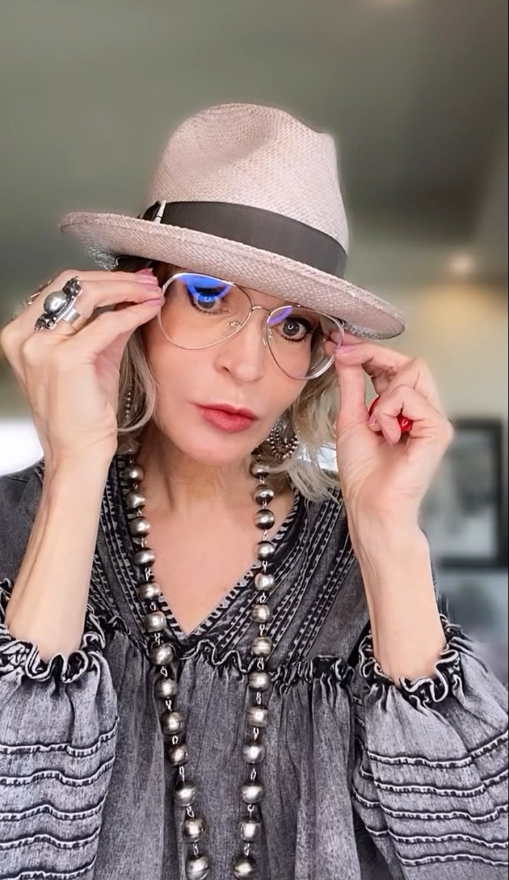 Lifestyle Influencer, Jamie Lewinger of More Than Turquoise, wearing the MAVERICK glasses from Lens Direct  