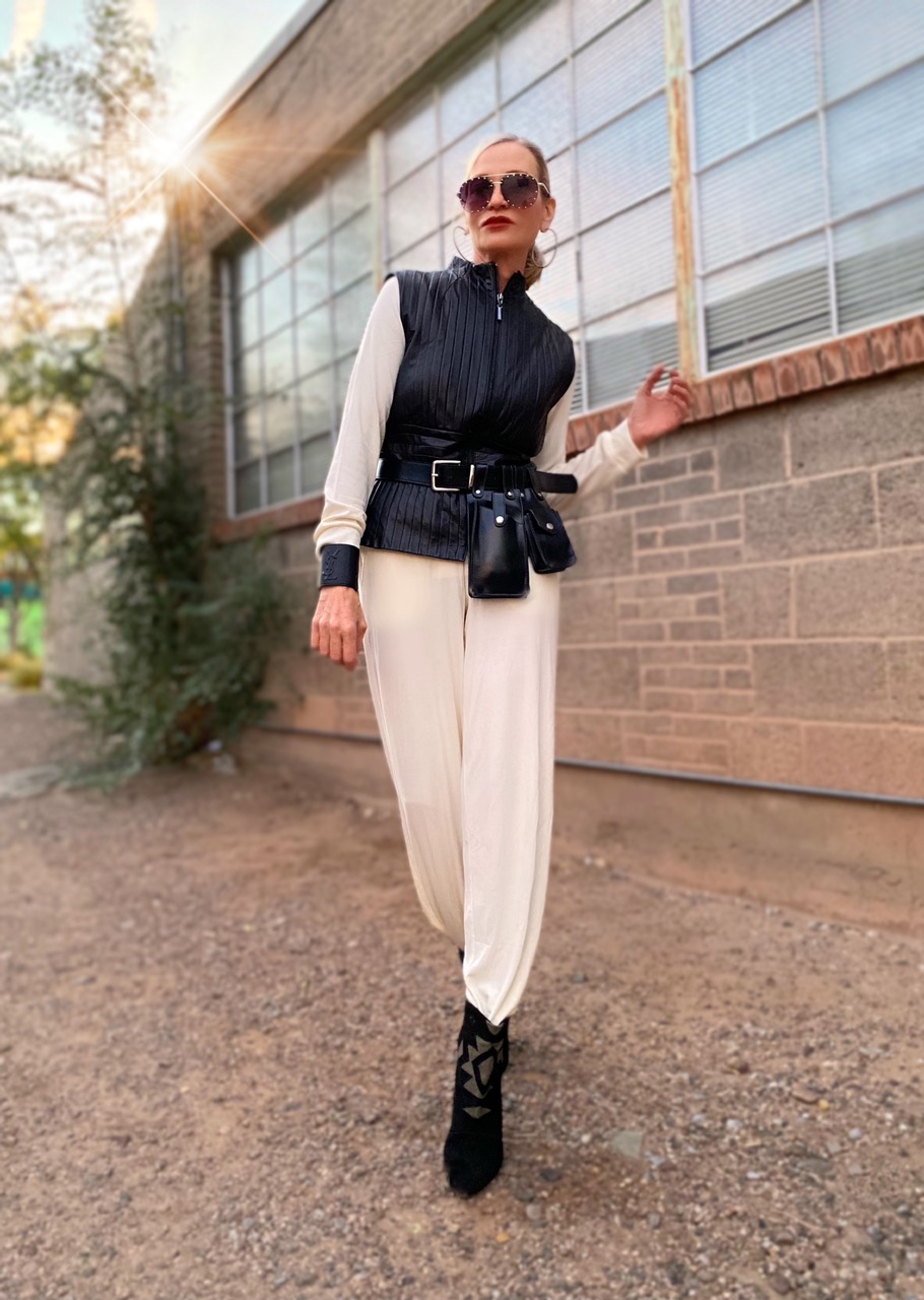 Lifestyle Influencer, Jamie Lewinger of More Than Turquoise, wearing a black pouch belt from Nasty Gal 