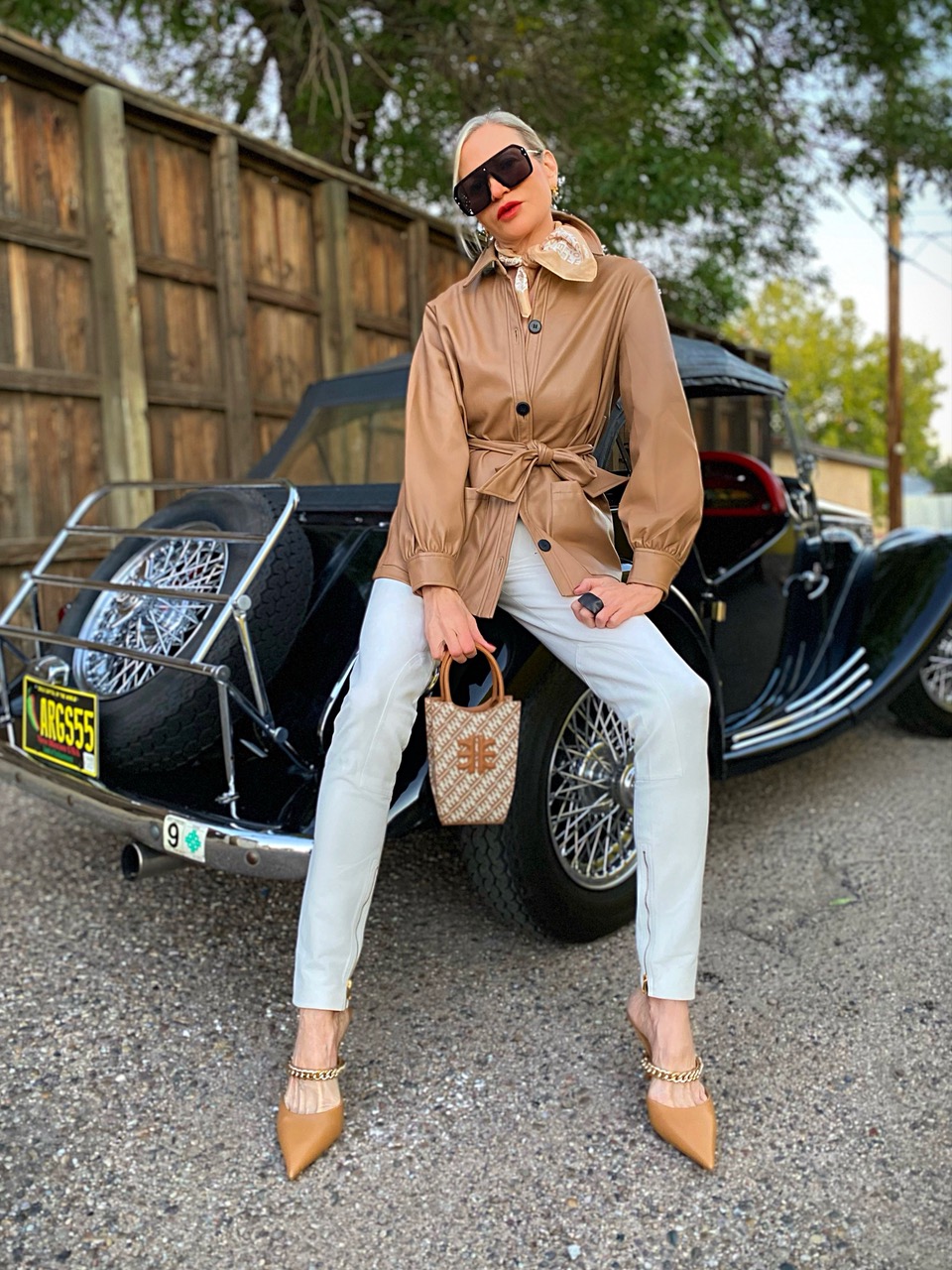 Lifestyle Influencer, Jamie Lewinger of More Than Turquoise, with JWPEI purse