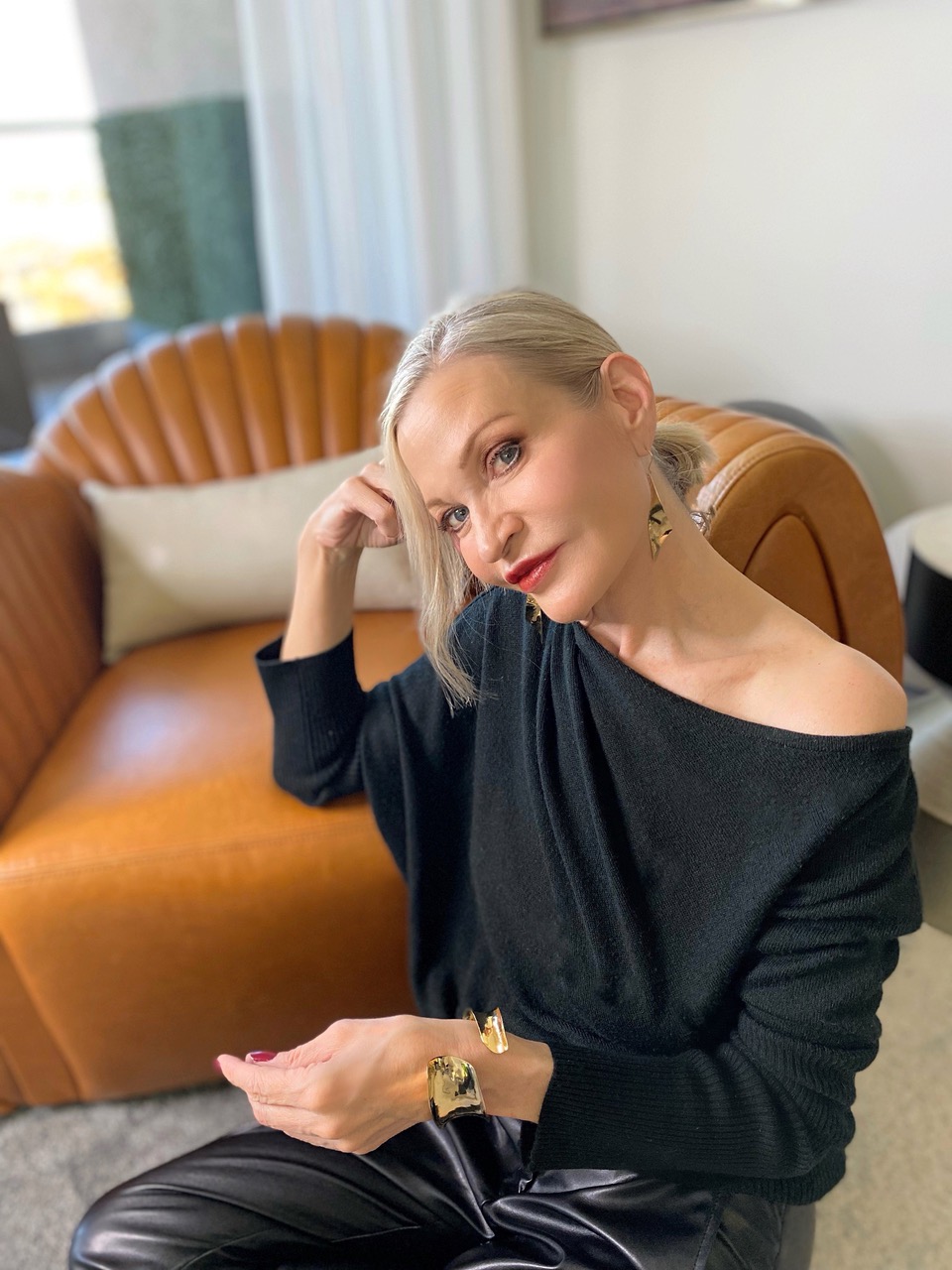 Lifestyle Influencer, Jamie Lewinger of More Than Turquoise wearing Pamela Lauz brass Viento earrings 