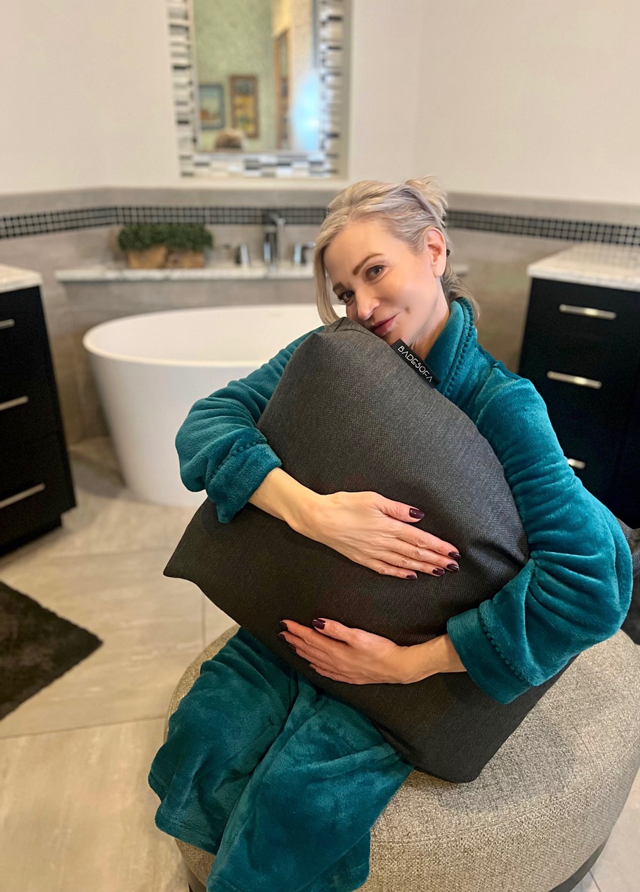 Lifestyle Influencer, Jamie Lewinger of More Than Turquoise with the BADESOFA bath pillow. 