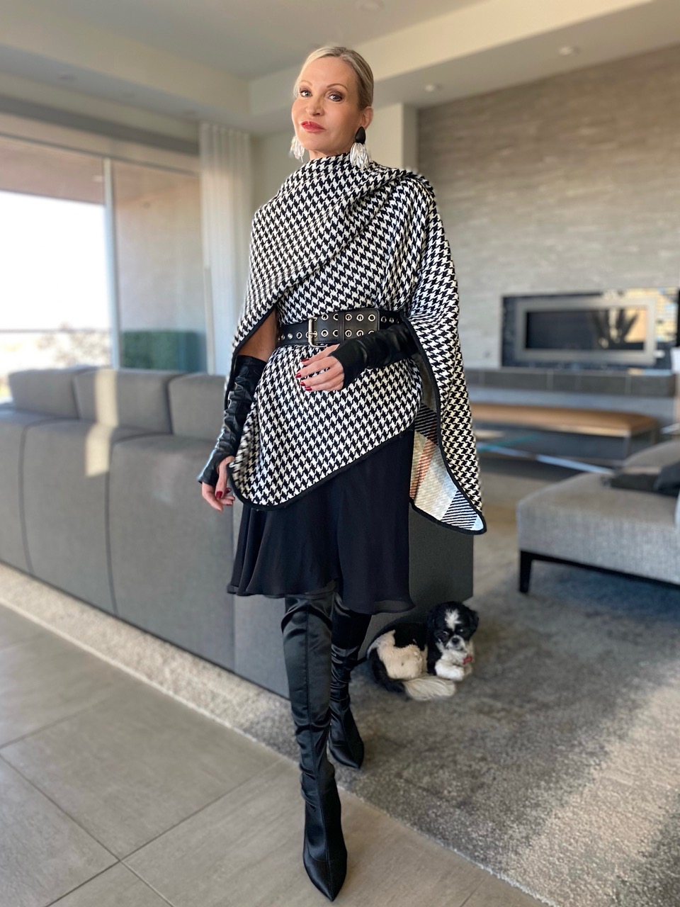 Lifestyle Influencer, jamie Lewinger of More Than Turquoise wearing long fingerless black leather gloves from Amazon