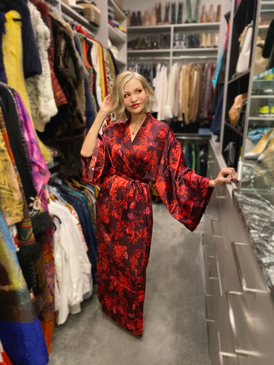 Lifestyle Influencer, Jamie Lewinger of More Than Turquoise, wearing the sensual silk kimono from Soma 