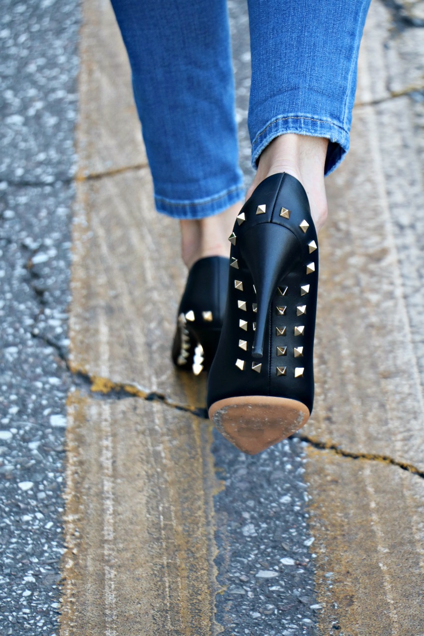Lifestyle Blogger, Jamie Lewinger of More Than Turquoise, wearing Valentino Garavani jaw Rocketed pumps