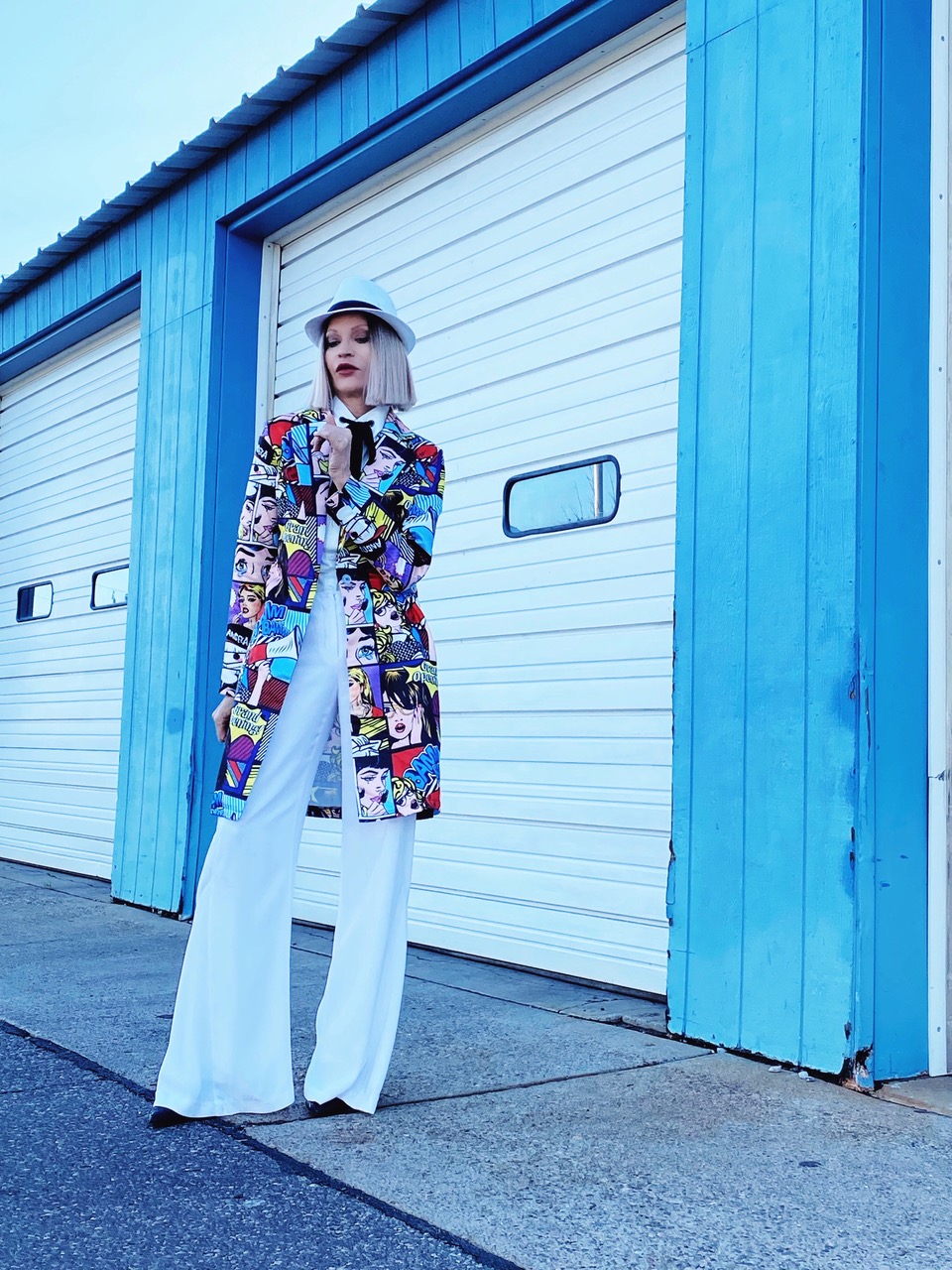 Lifestyle Influencer, Jamie Lewinger of More Than Turquoise, wearing SheIn graphics print jacket