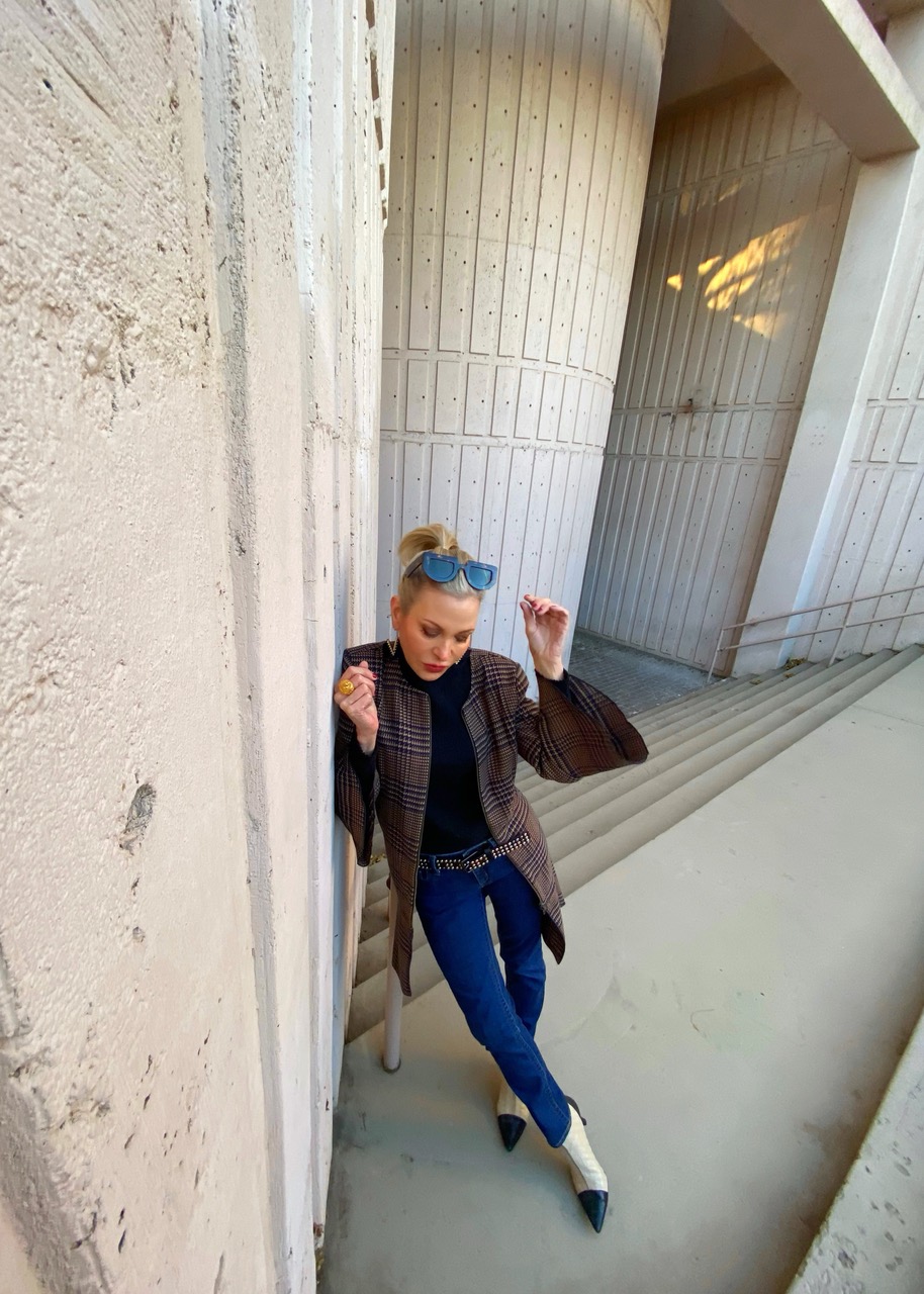 Lifestyle Influencer, Jamie Lewinger of More Than Turquoise wearing Cabi clothings Flounce jacket
