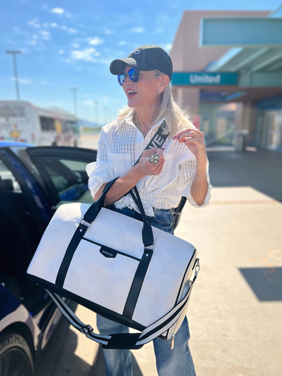 Lifestyle Influencer, Jamie Lewinger of More Than Turquoise with Bostanten leather weekender bag