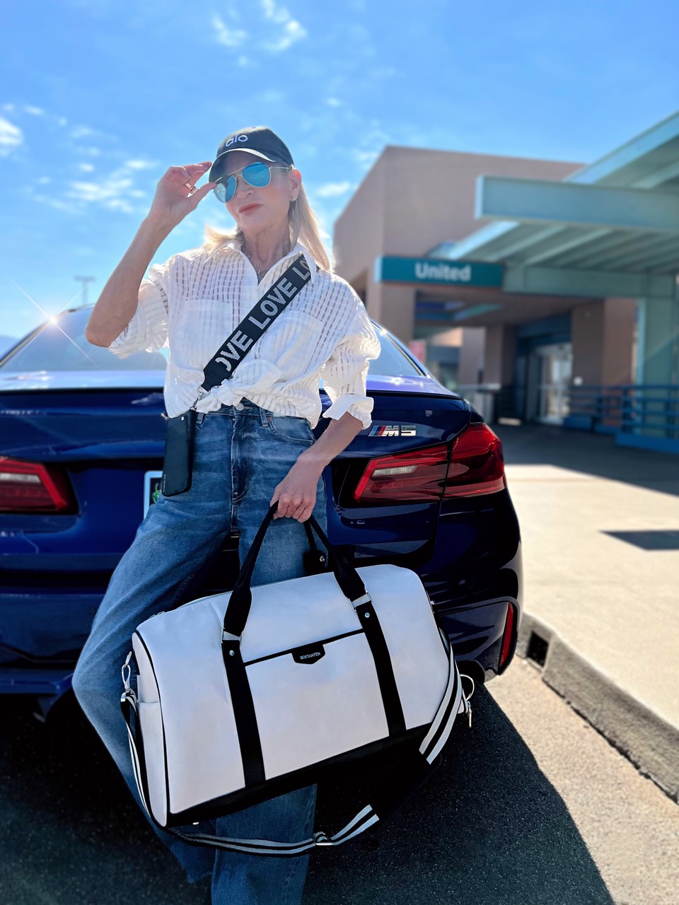 Lifestyle Influencer, Jamie Lewinger of More Than Turquoise with black and white leather Bostanten weekender bag