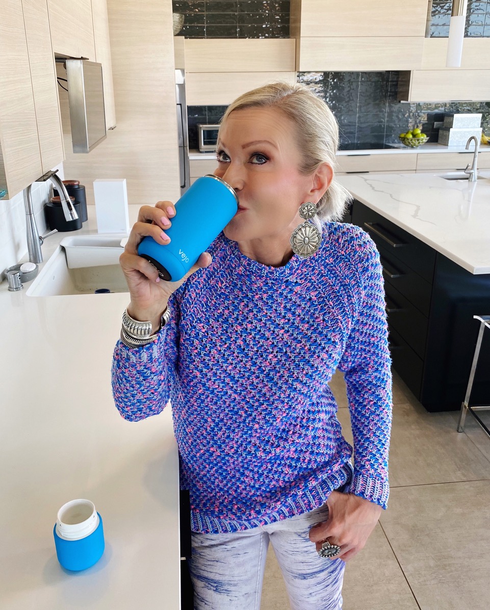 Lifestyle Influencer, Jamie Lewinger of More Than Turquoise, drinking from the Vejo Blender 