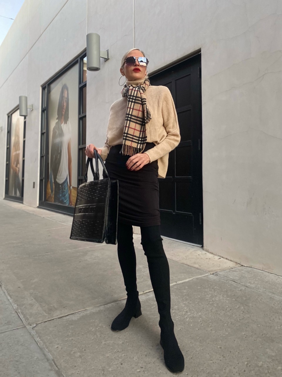 Lifestyle Influencer, Jamie Lewinger of More Than Turquoise, wearing Madeline round-tow oak boots from VIVAIA