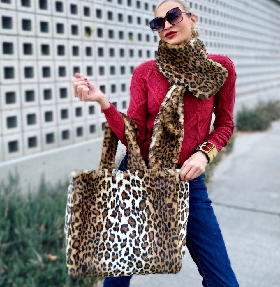 Lifestyle Influencer, Jamie Lewinger of More Than Turquoise, with cabi clothing's Chase Tote